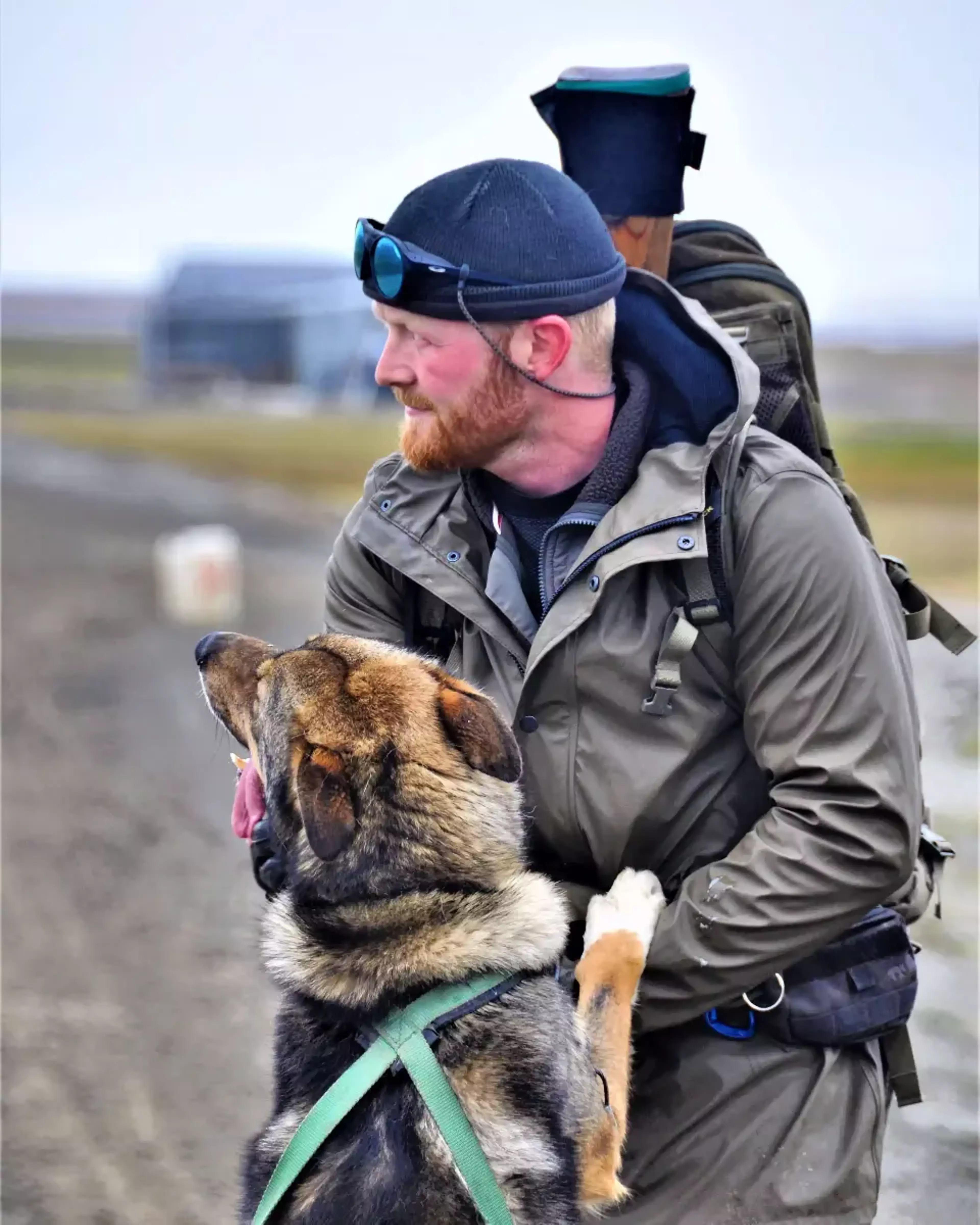 Guide Mads Paarup med hund, på Svalbard